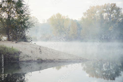 Bord de Loire le matin dans la brume © Caroline