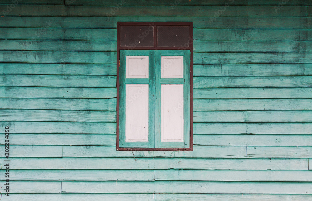 Obraz premium Windows in the old house