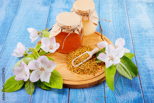 Obraz na płótnie honey and bee pollen on a blue wooden background