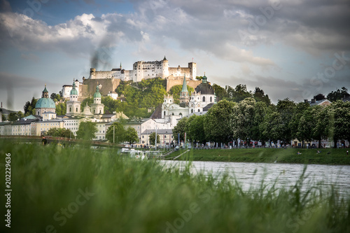 Salzburger Altstadt in der Abendsonne, erleuchtete Festung Hohensalzburg 