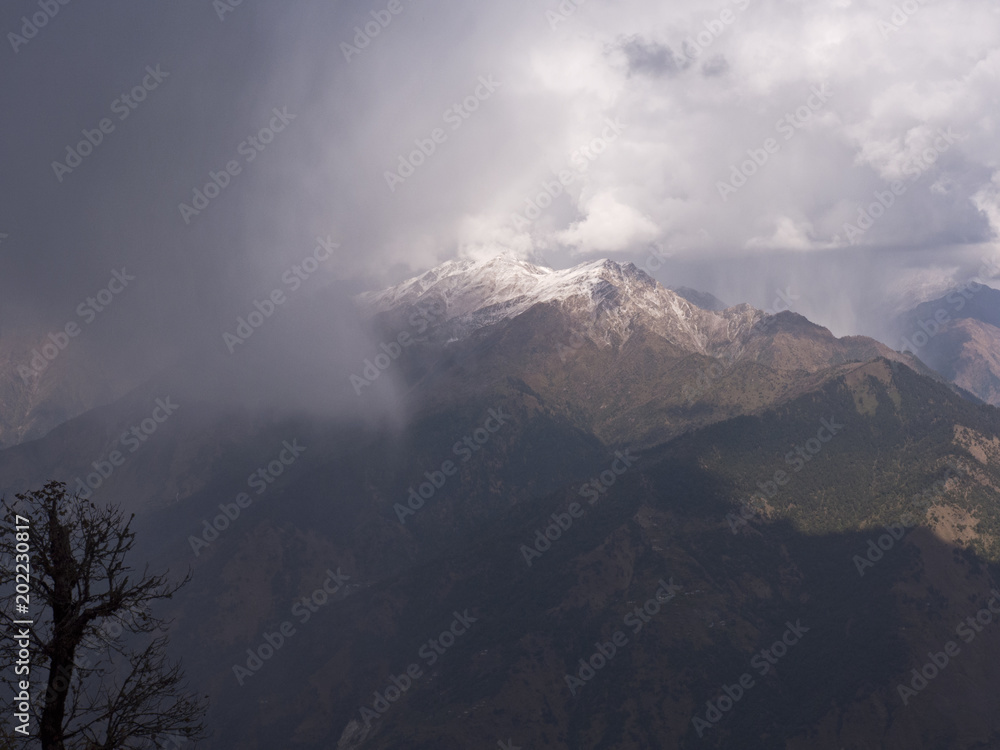 schöne Aussicht auf Wolken und Berge bei einer Wanderung durch den Himalaya von Uttarakhand in Indien