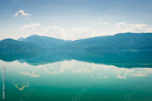 See mit Bergen an einem Tag im Sommer - Walchensee in den Alpen in Deutschland