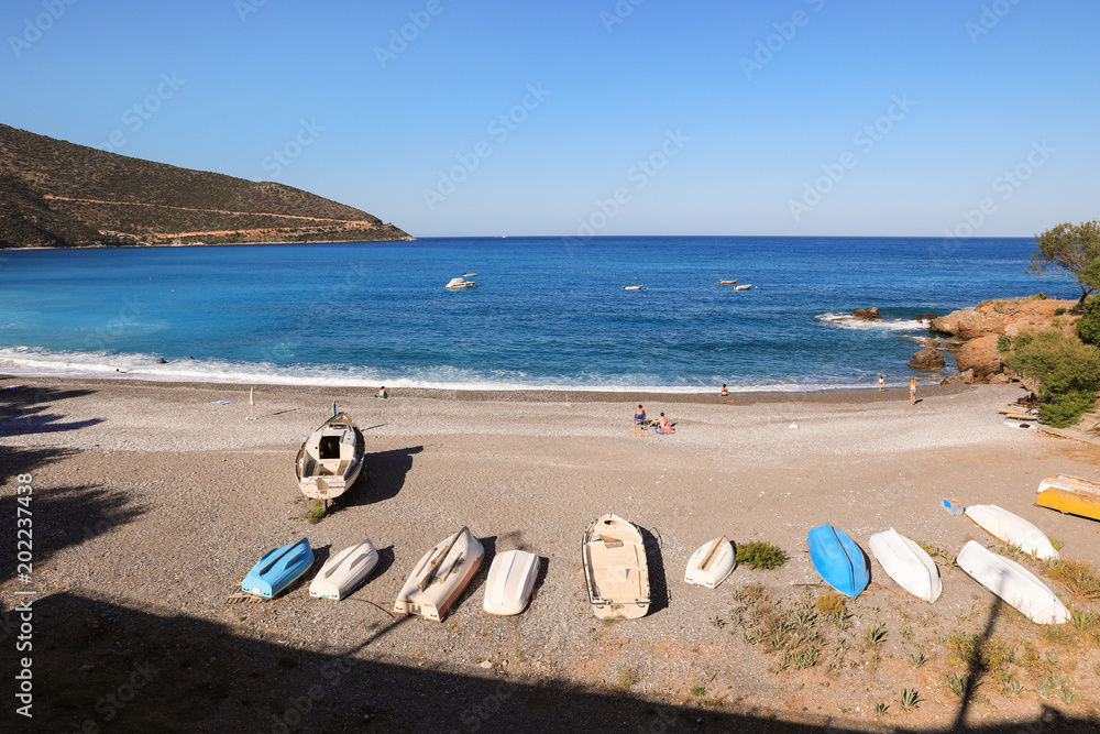 Obraz premium Fantastic seascape beautiful beach of the greek village Kiparissi Lakonia, Peloponnese during summer holidays.