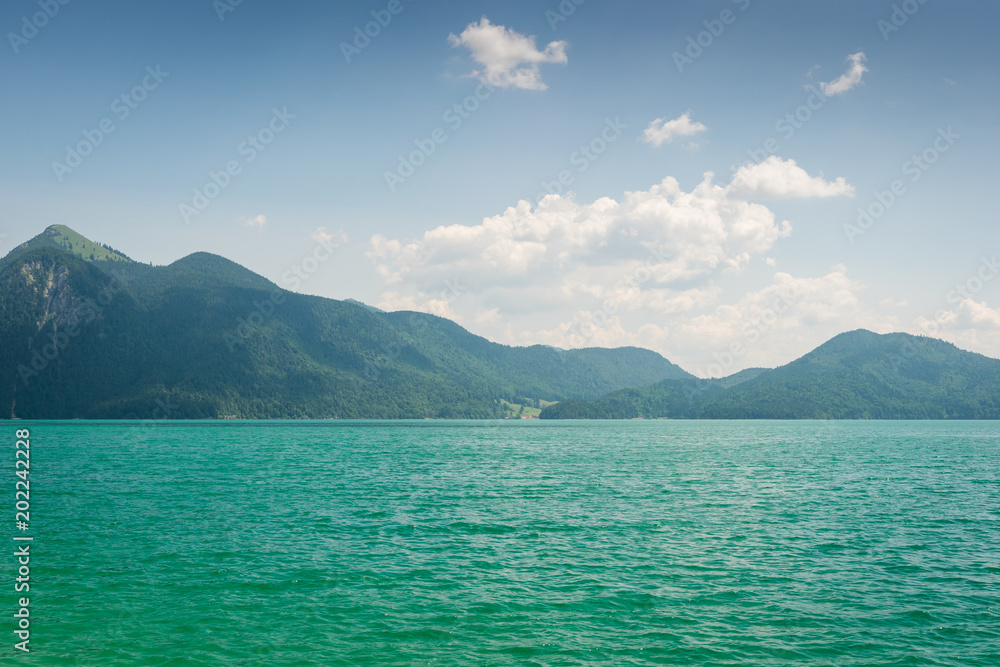 Walchensee in den Alpen in Deutschland an einem Tag im Sommer
