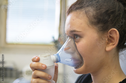 Εκτύπωση καμβά Little girl having nebulizer treatments