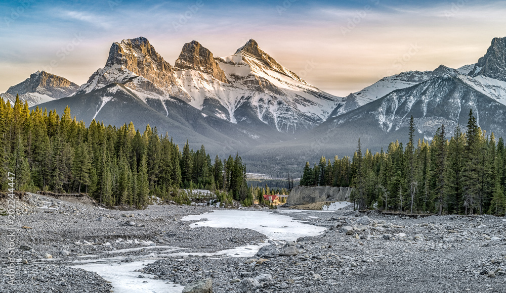 Obraz premium Widok Three Sisters Mountain, znany punkt orientacyjny w Canmore, Kanada