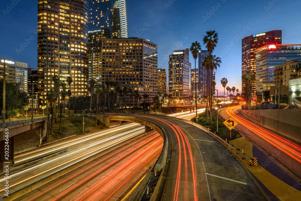 Naklejka premium Śródmieście Los Angeles nocą ze światłami samochodowymi