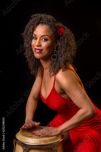 Photography Ballerina cubana che suona la conga