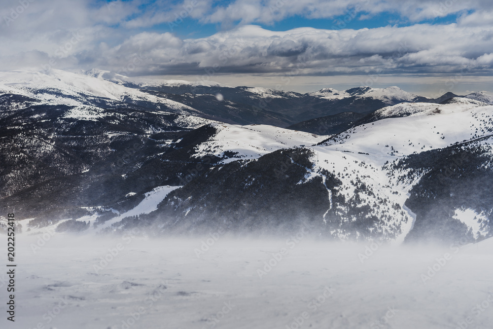 Fototapeta Śnieżny krajobraz z ogromnymi górami