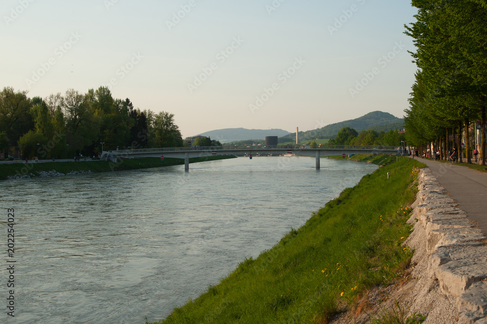 Obraz premium Salzburg, lato, Salzach, wakacje