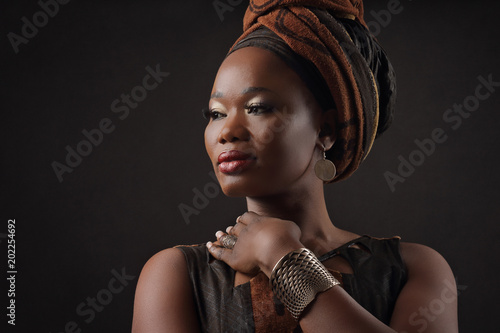 portrait belle femme noire africaine avec foulard dans cheveux  photo