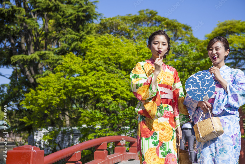 棒飴を食べている浴衣女性 棒飴を食べている浴衣女性