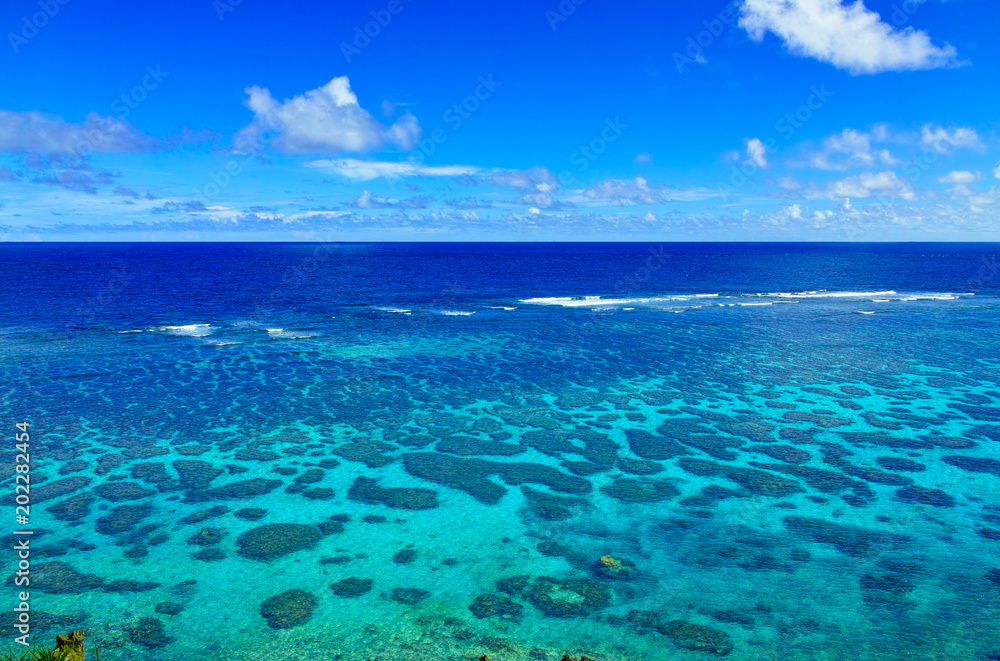 真夏の宮古島。イムギャーマリンガーデンからみる珊瑚礁の海

