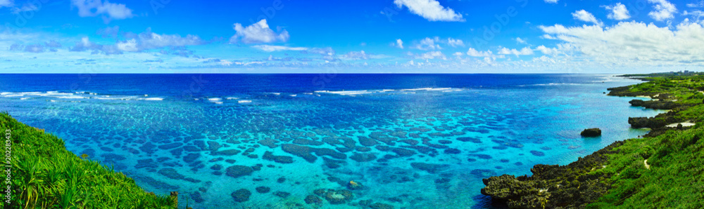 真夏の宮古島。イムギャーマリンガーデンからみる珊瑚礁の海（パノラマ）
