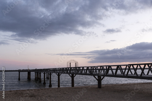 Puente de madera en la playa de Mazag  n  Huelva.