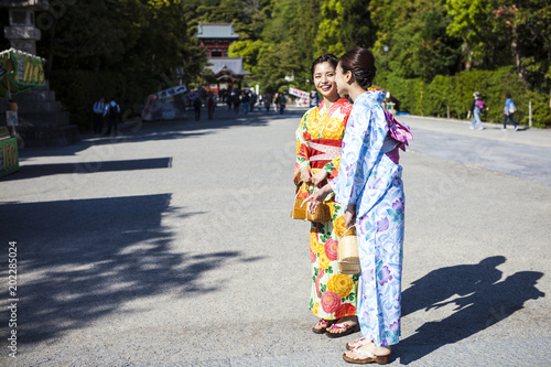 浴衣を着て神社を訪れてる女性たち