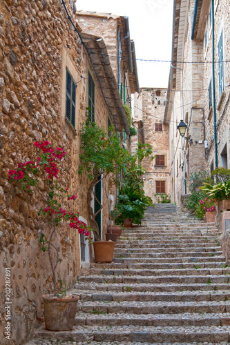 Straße mit Treppe im Dorf Deia auf Mallorca