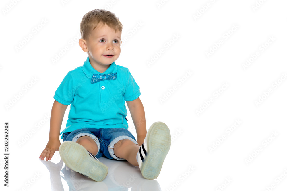 The little boy squatted down. The little boy squatted down.