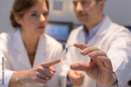 Tableau sur toile opticians working in the laboratory