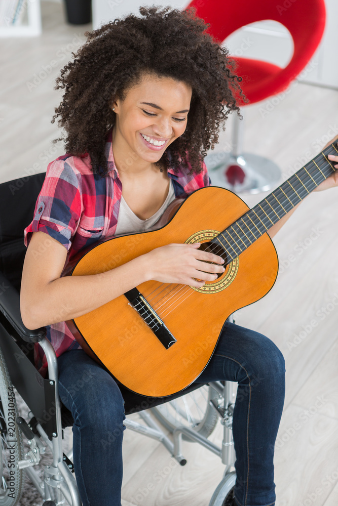 Obraz premium young female musician on wheelchair