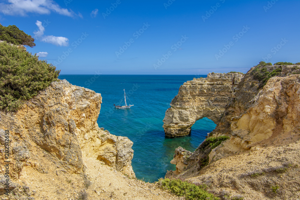 Arcos del acantilado de roca en la playa de Marinha y agua de mar de color turquesa en la costa de Portugal en la región de Algarve
