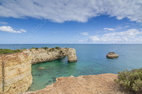 Arco del acantilado de roca en la playa de Albandeira en la costa de Portugal en la región de Algarve 