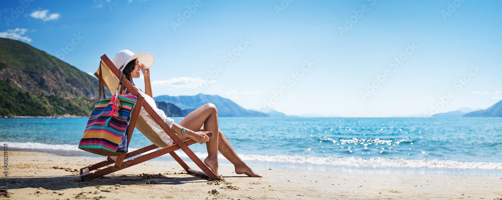 Obraz premium Kobieta Cieszy się Opalać przy plażą