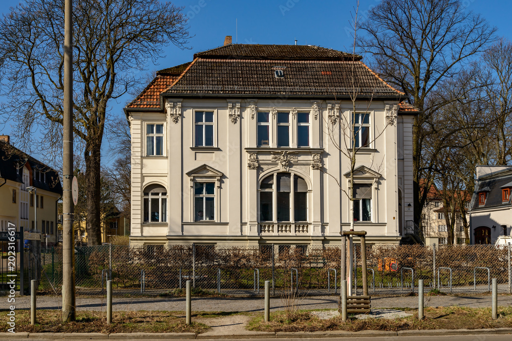 Fototapeta premium Denkmalgeschützte ehemalige Vorstadtvilla, heute eine Kindertagesstätte, in Berlin-Niederschönhausen
