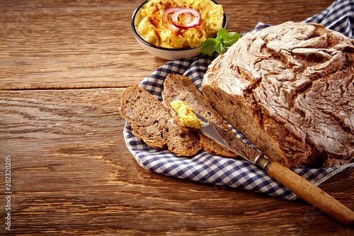 Φωτογραφία Fresh crunchy Bavarian bread against wooden table