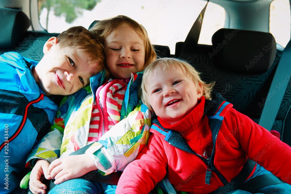 Φωτογραφία happy kids travel by car, family adventure, vacation concept
