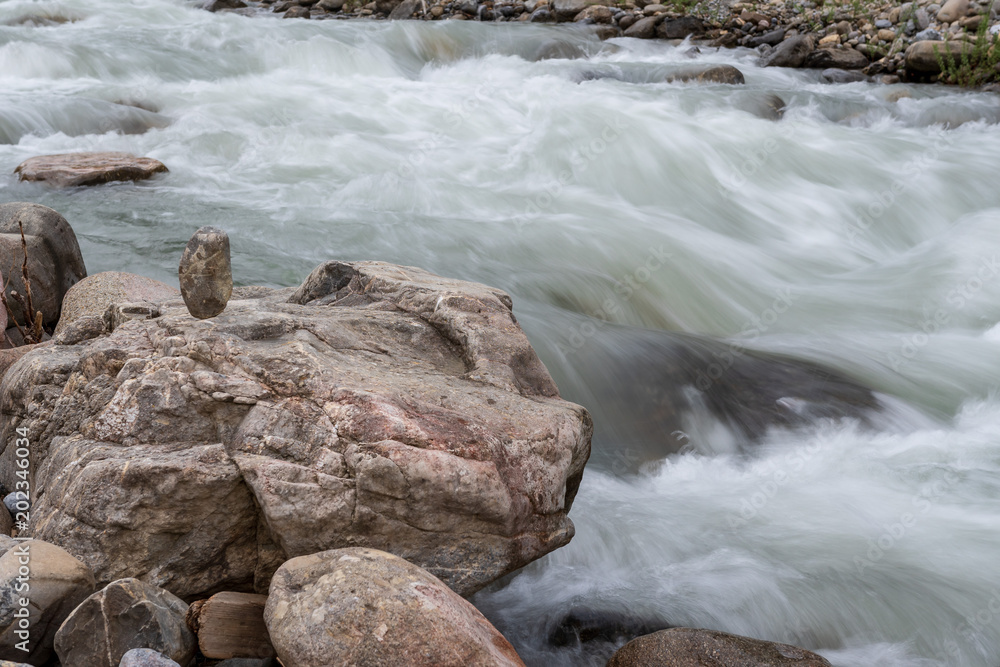 Fototapeta premium Bachbett mit fliessend Wasser und Steinen