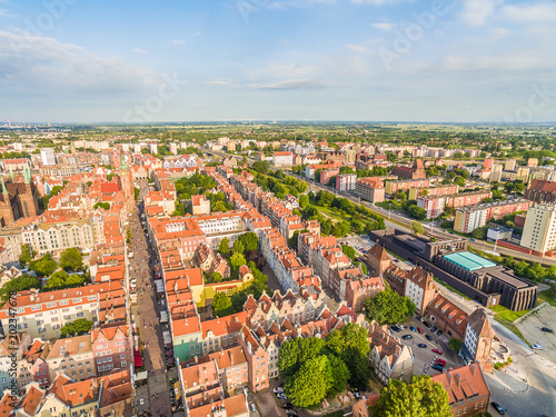 Gdańsk - krajobraz starego miasta z powietrza. Widok z lotu ptaka na ulice Długą i Gdański Teatr.