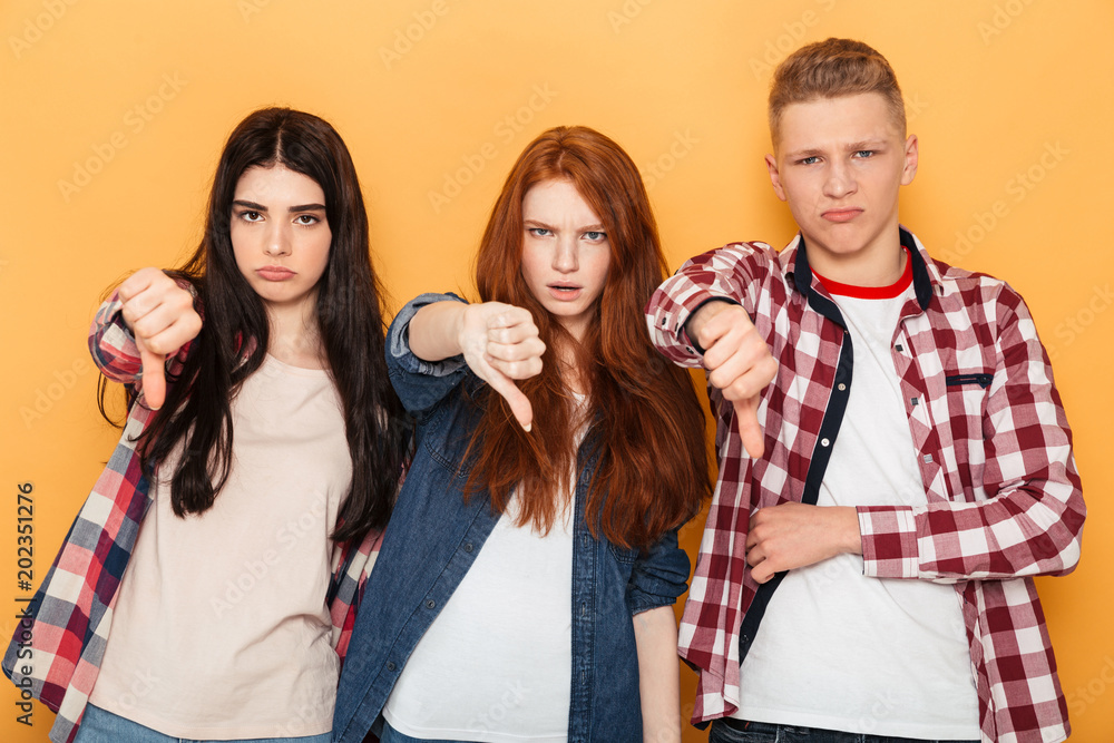 Ταπετσαρία Group of disappointed school friends showing thumbs down