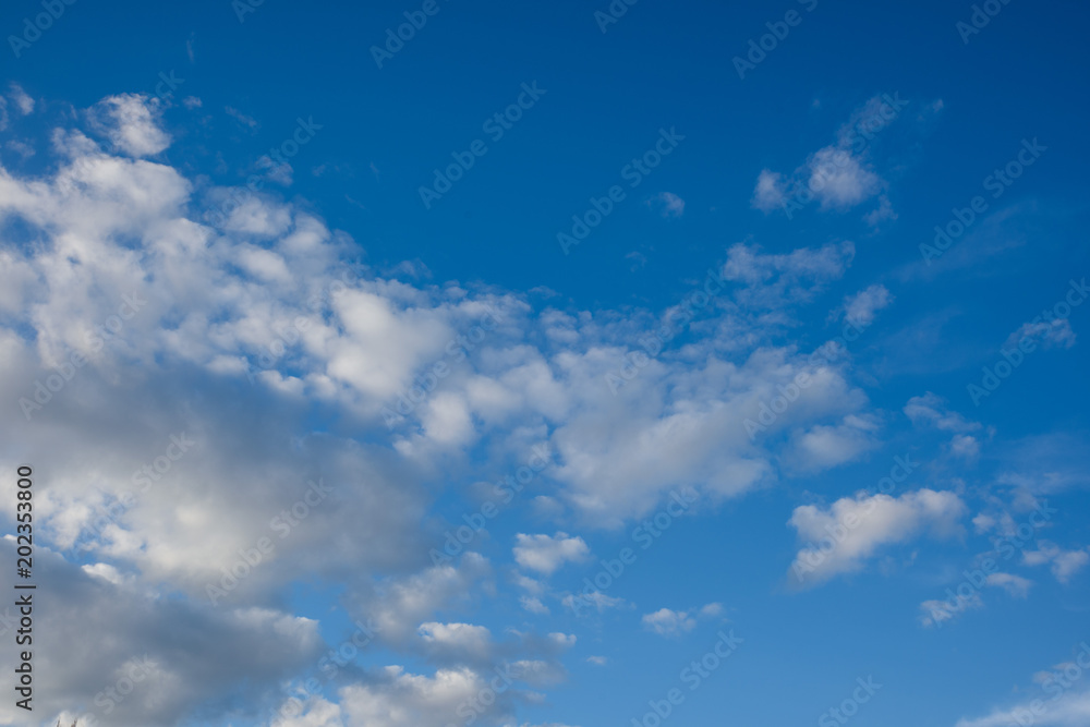Fototapeta premium błękitne niebo z chmurami