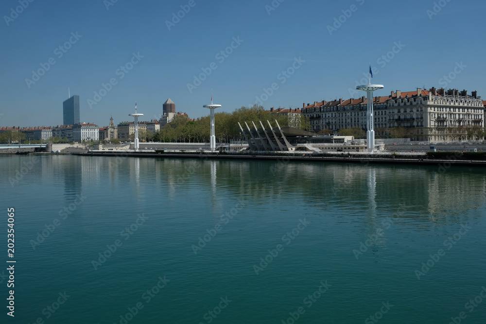 Lyon : vue sur la piscine du Rhône