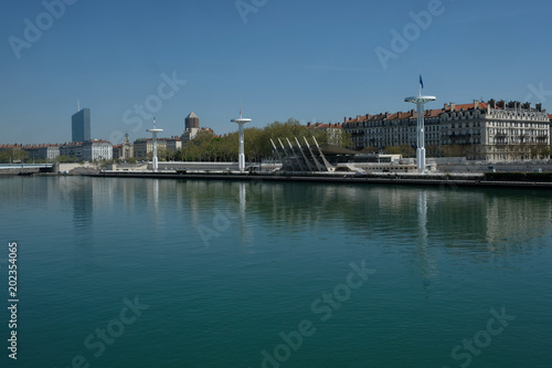 Lyon : vue sur la piscine du Rhône