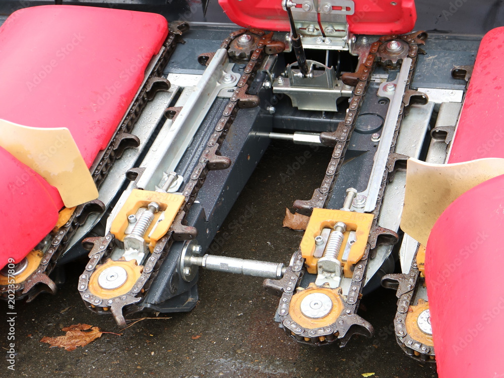 Chain mechanism combine harvester.