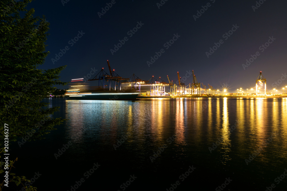 Nachts im Hafen, Schiffsbewegung mit Lichtspuren, Hamburg, Elbe, Deutschland, Europa