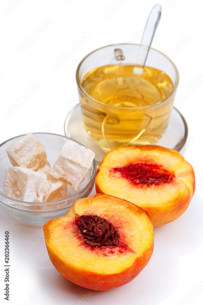 Fotografie Ripe peaches and tea with delight
