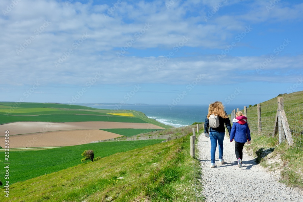 Deux jeunes filles qui marchent sur le sentier du littoral au cap Blanc-Nez dans les Hauts-de-France Deux jeunes filles qui marchent sur le sentier du littoral au cap Blanc-Nez dans les Hauts-de-France