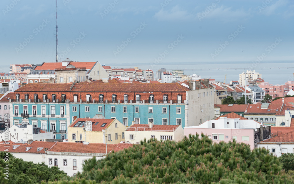 Vista panorámica de la ciudad de Lisboa con el rio Tajo al fondo, Portugal