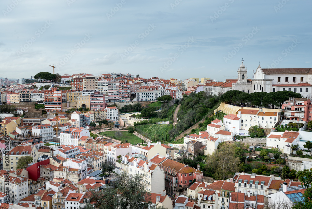 Vista panorámica de la ciudad de Lisboa con el rio Tajo al fondo, Portugal