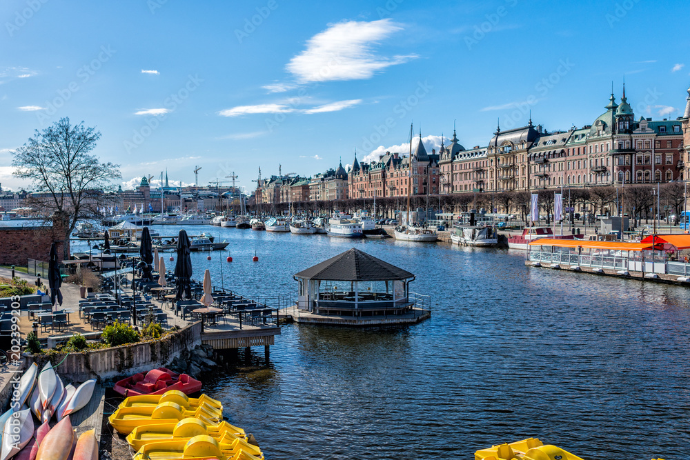 Ταπετσαρία A view in stockholm city over water towards Strandvagen with moored ships