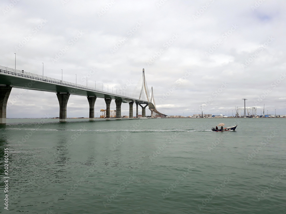 Fototapeta premium Puente de la Constitución, llamado La Pepa, en la bahía de Cádiz, Andalucía. España