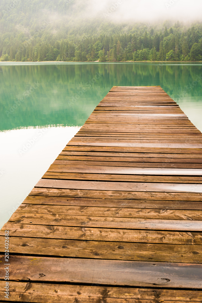 Obraz premium Steg am Walchensee mit Wald und Nebel