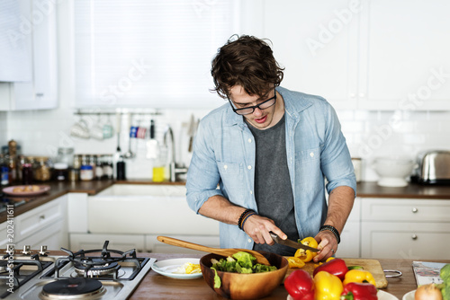 Fotografie Caucasian man cooking in the kitchen