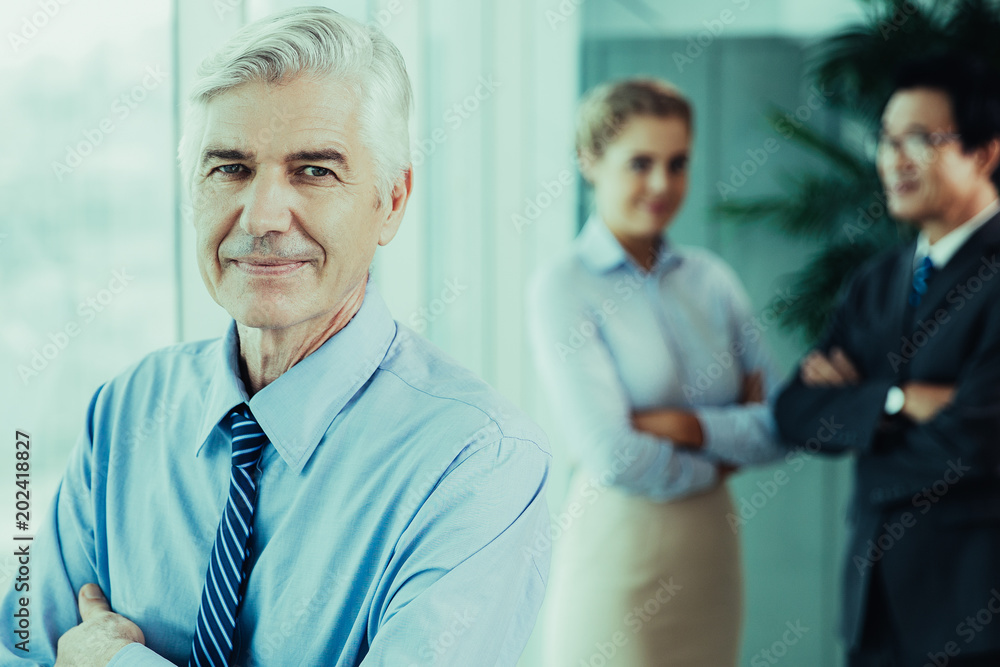 Φωτογραφία Closeup portrait of content senior business man looking at camera and standing w
