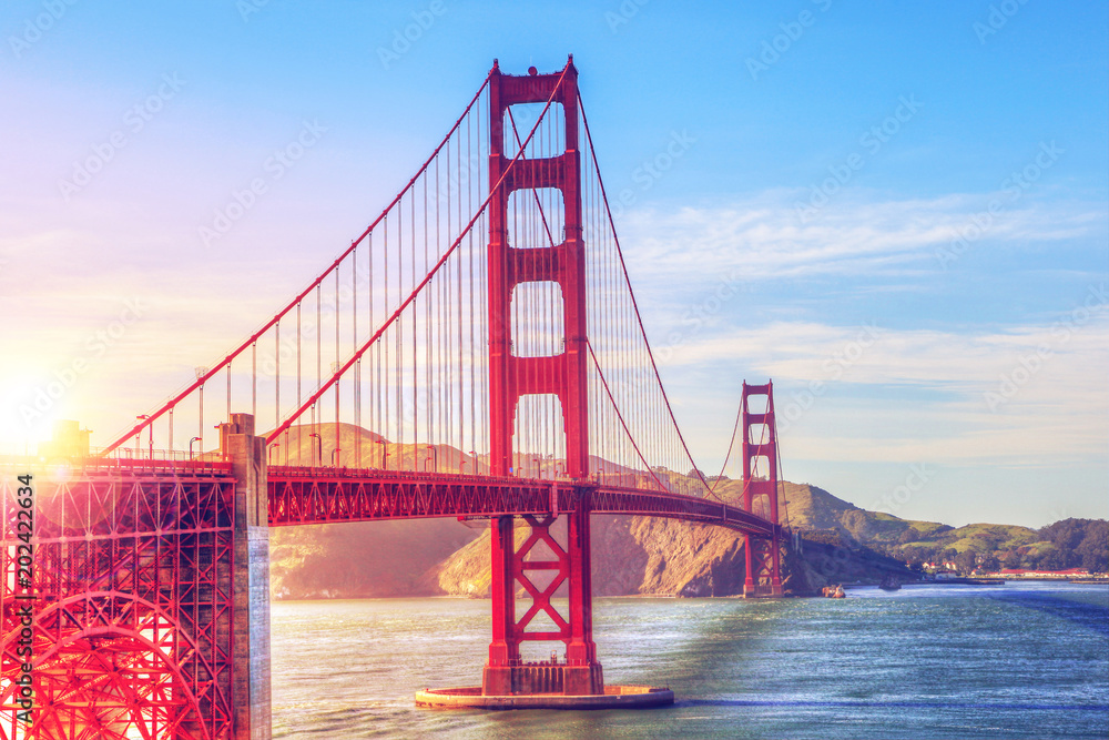 Fotografie Scenic Golden Gate Bridge in San Francisco, California, USA, during sunset