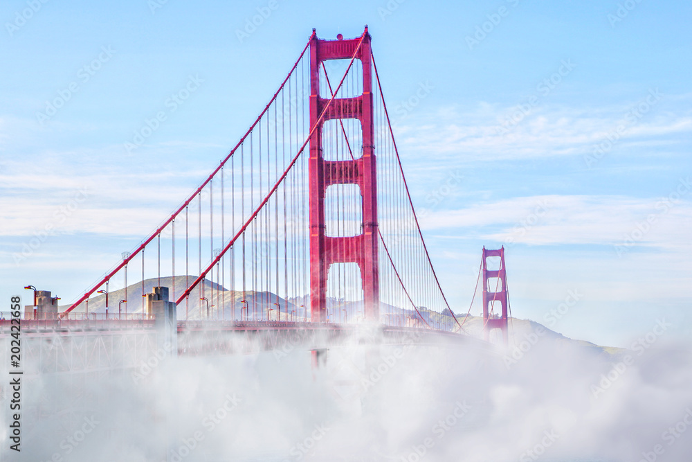 Fototapeta premium Golden Gate Bridge in San Francisco With Log Fog rolling in.