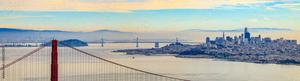 Panorama of the Golden Gate bridge with San Francisco skyline in the background - obrazy, fototapety, plakaty 